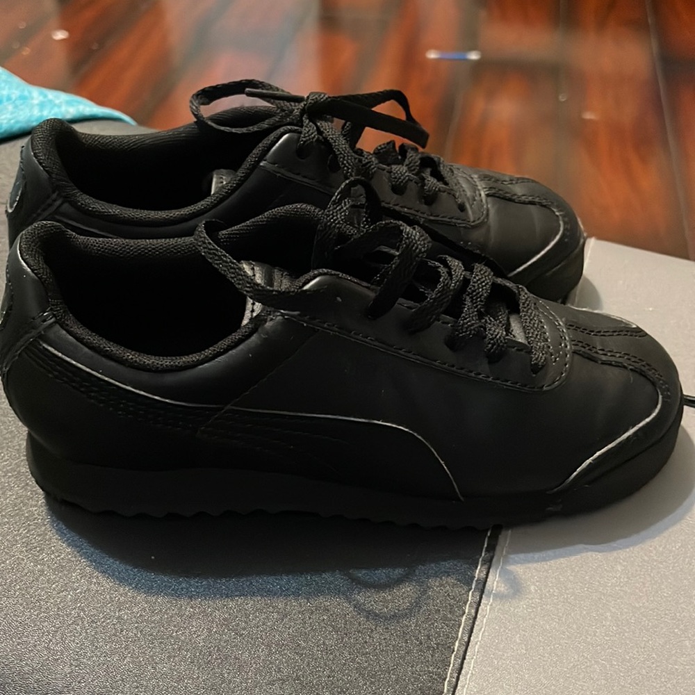 Boys size 13.5 puma Roma shoes